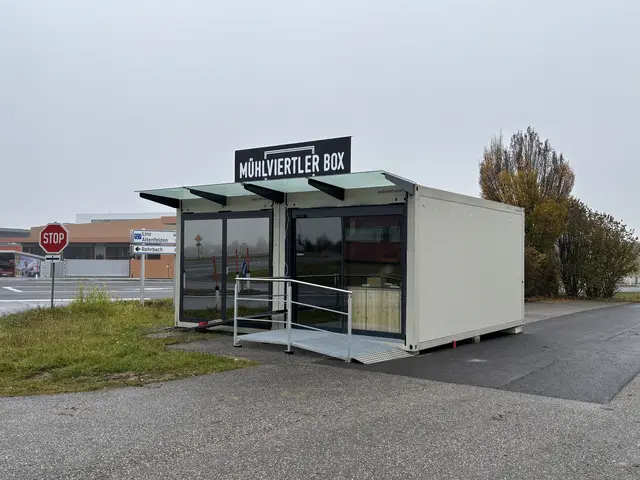 Die Mühlviertler Box neben der B127 in Arnreit ist ein Mini-Nahversorger.  | Foto: Karin Bayr