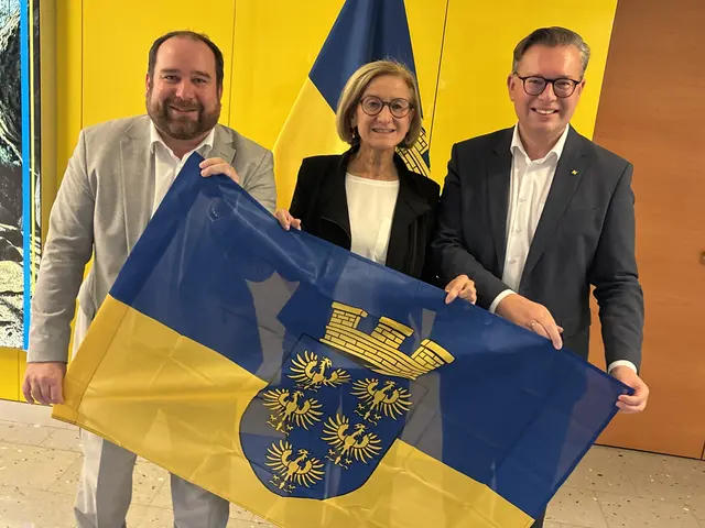 Neun von zehn Niederösterreicherinnen und Niederösterreicher sind stolz auf ihre Bundesland. Das stimmt Landeshauptfrau Johanna Mikl-Leitner und VPNÖ-Landesgeschäftsführer Matthias Zauner optimistisch. Untersucht hat dies Meinungsforscher Christoph Haselmayer mit seinem IFDD - Institut für Demoskopie und Datenanalyse. | Foto: Sandra Schütz