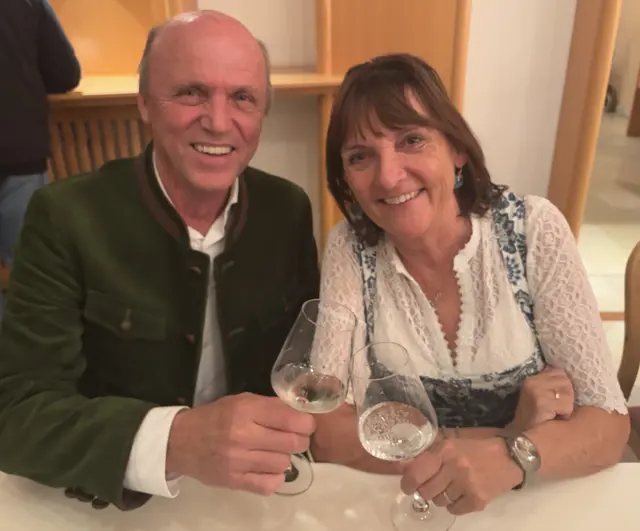 Zum Wohl: Hans und Renate Paul stoßen auf ein gutes Tröpferl an.  | Foto: Wolfgang Ilkerl