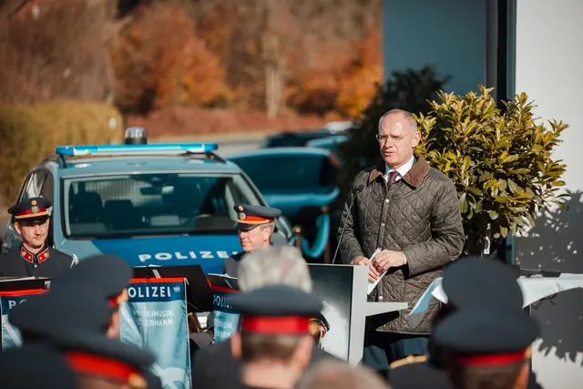 Innenminister Gerhard Karner wies in seiner Ansprache auf die Wichtigkeit der örtlichen Polizei hin. | Foto: LPD Stmk – Martinelli