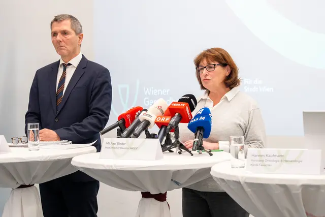 Silvia Riepl, Pflegedirektion der Klinik Favoriten, erklärt die komplexen Abläufe bei der Medikamentenverabreichung. | Foto: Valentina Marinelić/MeinBezirk