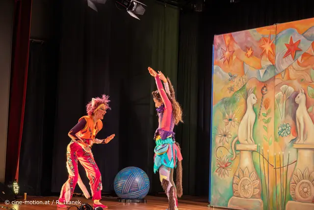 Katze Luise und Katze Jola (vlnr). | Foto: www.cine-motion.at / Ivanek