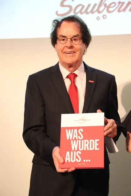 Hans Roth wurde mit einer gedruckten Ausgabe überrascht, die aufzeigt, was aus den Preisträgern in den 20 Jahren wurde. Sie arbeiten als Wissenschaftler, Lehrbeauftragte oder als Führungskräfte an Zielen, die auch Saubermacher verfolgt: Null Abfälle, um Wertstoffe wieder Produktionsprozessen zuführen zu können. So auch Astrid Arnberger die den Preis 2016  erhielt und heute bei Saubermacher die Forschungs- und Entwicklungsabteilung leitet. 
  | Foto: Edith Ertl