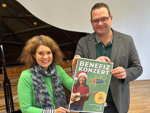 Lisa Kronsteiner und Direktor Thomas Asanger  | Foto: Gabriele Steiner