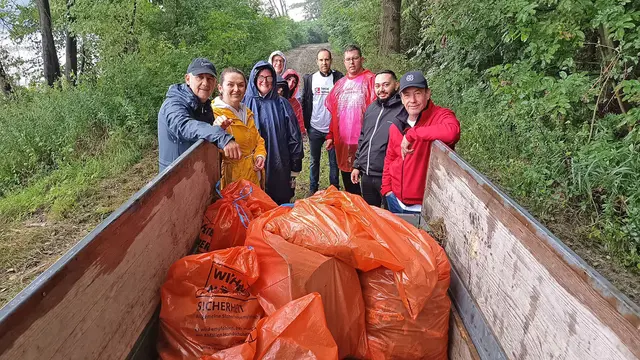 Auch eine Freiwilligengruppe der Wiener Städtischen half.  | Foto: Hillerbrand
