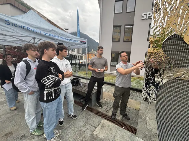 Tatort-Ermittler zeigten der Jugend heuer schon in Imst die akribische Arbeit der Polizei anschaulich auf. | Foto: Perktold