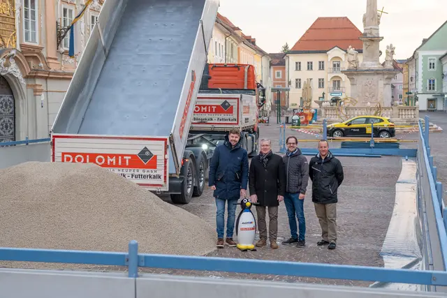 Dolomit-Vertriebsleiter Michael Floriancic, Bürgermeister Martin Kulmer, Vizebürgermeister Clemens Mitteregger und Thomas Pipan von der Sport- &amp; Freizeitanlagenverwaltung bei der Anlieferung vom Splitt. | Foto: Stadt St. Veit