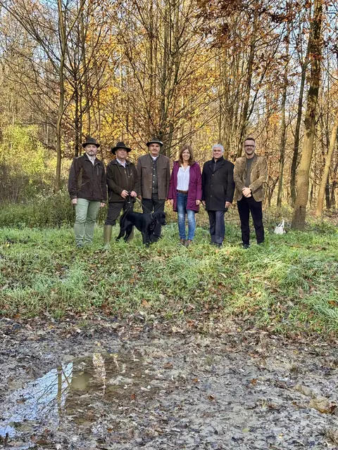 Foto v.l.n.r.: Roman Waditschatka Bezirksjägermeister-Stv., naturverbundener Jäger Bernfried Steinmayer mit Hund Dora, Martin Schacherl, Vorsitzender des Fachausschusses Rotwild im NÖ Jagdverband, NR Angela Baumgartner, Bürgermeister Elmar Schöberl, Martin Blochberger Geschäftsführer BLOCH3. | Foto: BLOCH3