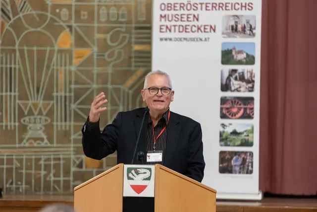 Gottfried Kneifel, Obmann des Museumvereins Lauriacum bei seinen Grußworten.
 | Foto: erblehner.com