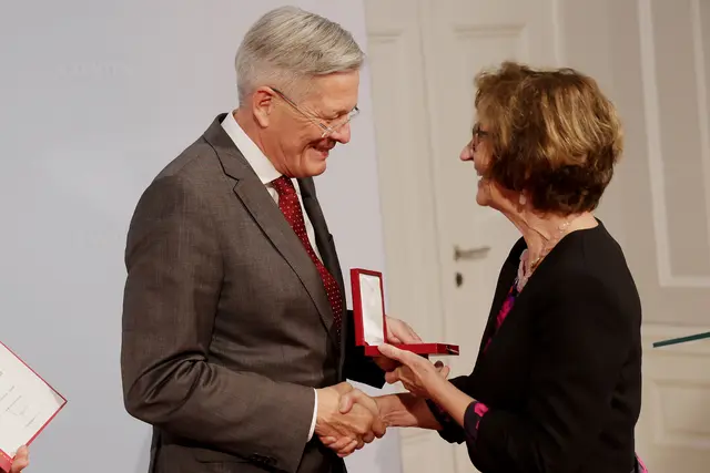 LH Peter Kaiser gratuliert Erika Mikula | Foto: LPD Kärnten/Wajand