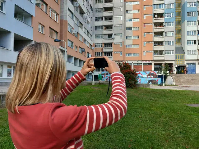 Gemeinsam mit der Fotografin Sarah Mau haben die Anwohnerinnen und Anwohner Schnappschüsse des Gemeindebaus Rennbahnweg gemacht. Die Ergebnisse werden in einer Ausstellung präsentiert. | Foto: Wiener Hilfswerk