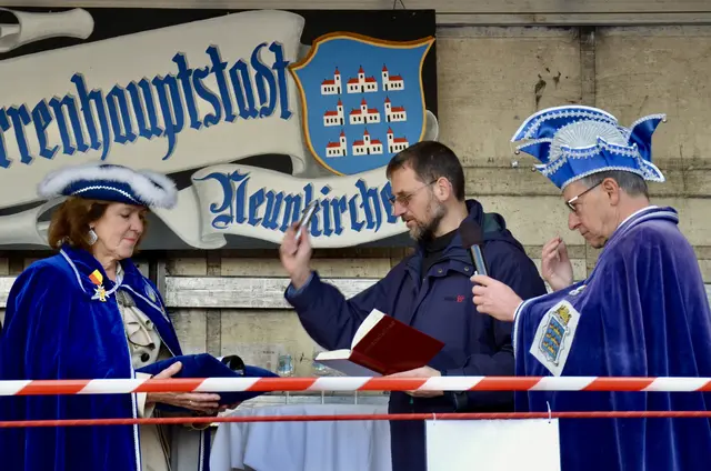 Bezirkshauptfrau Alexandra Grabner-Fritz, Pater Bernhard und Vizepräsident der Neunkirchner Faschingsgilde Michael Tanzler. | Foto: Elisabeth Peinsipp