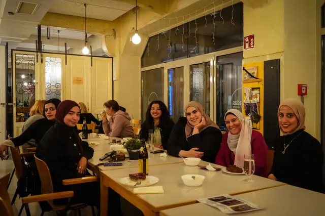 Seit zehn Jahren kochen im Kulturhaus Brotfabrik verschiedene Menschen gemeinsam – und blicken über den Tellerrand ihrer Küche hinaus. Das Projekt "Community Cooking" feiert Jubiläum. | Foto: Omar Abozeid