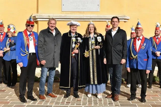 Das Prinzenpaar Julia Ritter und Johannes Klapsch (Mitte) mit Helmut Schwimmer (l.), Bürgermeister Johann Lappi (2.v.l.), NAbg. Joachim Schnabel (2.v.r.) und Werner Scheucher (r.) | Foto: SFG Straß