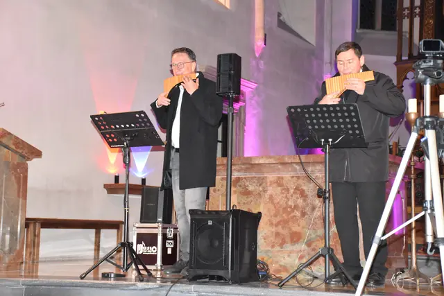 Die beiden Panflötenkünstler in perfekter musikalischer Harmonie. | Foto: Alexandra Goll