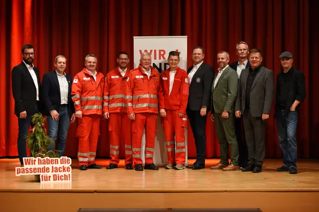 v.l.n.r: Vize-Bürgermeister Christof Bammer, Bürgermeister Klaus Kramesberger, Dienstführender Peter Gillesberger, Ortsstellenleiter-Stv. Roland Rathmayr, Ortsstellenleiter Leopold Bimminger, Petra Pils, Bezirksgeschäftsleiter Harald Pretterer, Landtagsabgeordneter Bürgermeister Rudolf Raffelsberger, Bezirksstellenleiter Alois Lanz, Bürgermeister Herbert Schönberger, Kabarettist „Hubert von Blitzgneisser“. | Foto: Österreichisches Rotes Kreuz/Ortsstelle Scharnstein