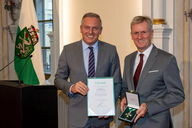Landeshauptmann Mario Kunasek (l.) zeichnete Karl Holzer mit dem Goldenen Ehrenzeichen des Landes Steiermark aus. | Foto: Land Steiermark/Robert Frankl