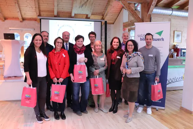 Bei der Herbsttagung am 8. November wurden auch die anwesenden Salzburger Bildungswerleitungen begrüßt, die im Jahr 2025 ihr Ehrenamt angetreten haben. Im Bild, v.li.: Brigitte Schrödl (Bildungswerkleiterin Anthering) , Richard Breschar (Direktor Salzburger Bildungswerk), Claudia Pütz ( Bildungswerkleiterin Fuschl), Christian Struber (Vorstandsvorsitzender Salzburger Bildungswerk), Nicole Hinterberger (Bildungswerkleiterin Unternberg), Gabriele Pavic (Puch), Elisabeth Mayr (Bad Gastein), Sabine Rauch (Faistenau), Hermann Gierlinger (Bildungswerkleiter Bergheim), Daniela Gutschi (Präsidentin Salzbuger Bildungswerk), Johannes Gappmayer (Bildungswerkleiter St. Andrä). | Foto: Salzburger Bildungswerk/Marlene Klotz