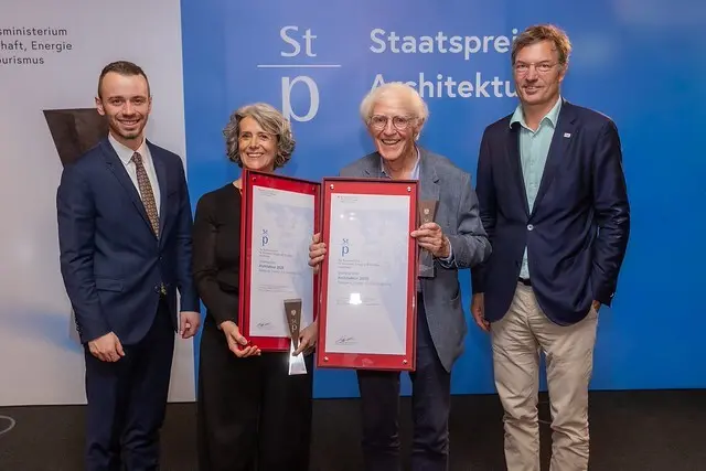 Verleihung des Staatspreises Architektur 2025 an „Zeit des Erwachens - Klösterle Imst“ von STUDIO LOIS ZT GmbH für das Pflegezentrum Gurgltal

Im Bild: v.l.n.r.: Generalsekretär Dr. Severin Gruber (BMWET), Barbara Poberschnigg (STUDIO LOIS ZT GmbH), HR Max Holzhammer, Arch. Daniel Fügenschuh (Jurysprecher) | Foto: BMWET/Silveri