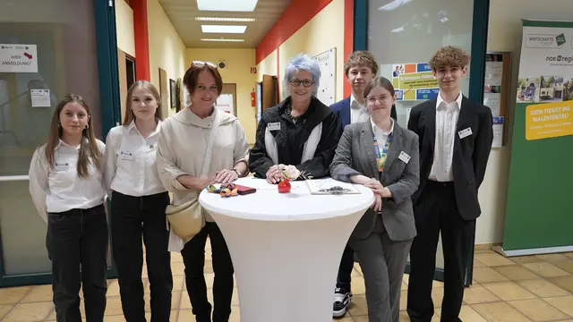 Wer seinen Stempelpass an mindestens sechs Stationen vervollständigte, wurde am Ende mit einer süßen Überraschung belohnt. | Foto: Wirtschafts.Akademie.Zwettl