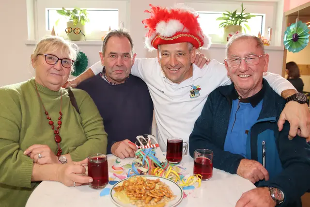 Schönaus Oberjägerin Barbara Schlemmer, Holzwurm Erwin Plank, Gilden-Obmann Erwin Neidhart und Vize-Bürgermeister Josef Pluschkovits. | Foto: Manfred Wlasak