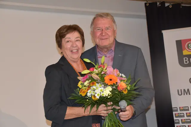 Ein Blumenstrauß vom Gatten: Renate und Karl Volcic | Foto: Michael Strini
