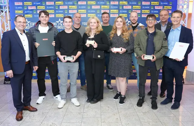 Ehrung für Lenzing aus Heiligenkreuz: Wirtschaftskammerpräsident Andreas Wirth, Andreas Zotter (4. Lehrjahr), Dominik Kienzl (3. Lehrjahr), Peter Kahr (Ausbildner), Sarah Novosel (3. Lehrjahr), Patrick Hirschbeck (Ausbildner), Vera Jagsch (1. Lehrjahr), Raphael Seelmann (Lehrabschlussprüfung), Sebestyen Csoka (2. Lehrjahr), Spartenobmann Christoph Blum und Ausbildner Mario Fragner (von links). | Foto: Wirtschaftskammer