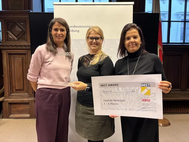 Direktorin Alice Hartl, Melanie Neßlböck und Kunigunde Vierlinger, v. l. mit der Auszeichnung. | Foto: Vierlinger