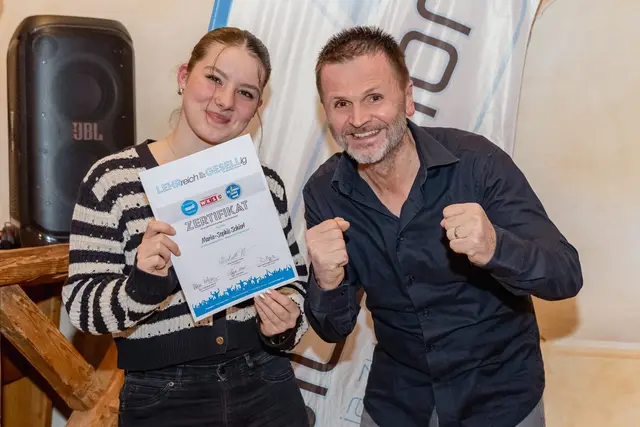 Stolz auf die Leistung – Unternehmer Charly Vieselthaler mit seinem ehemaligen Lehrling Maria-Sophie Schierl. | Foto: kameradirndl