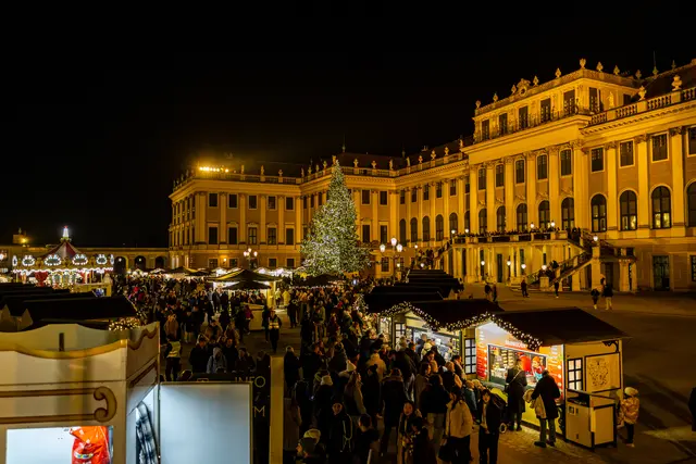 Der Weihnachtsmarkt Schönbrunn setzt auf ein komplett bargeldloses Adventserlebnis. Auch das Häferl-Pfand wird digital abgewickelt. | Foto: Manfred Szieber