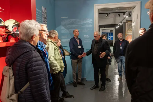 Gottfried Kneifel führte eine Gruppe persönlich durch das Museum 1212 Enns und bot einen Einblick in Entstehungsprozess und Ausstellungskonzept des Hauses.
 | Foto: erblehner.com