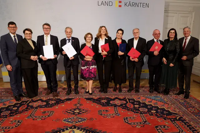 v.l.n.r.: Martin Gruber, Beate Prettner, Herbert Josef Prisslan, Burkhard Grabner, Erika Mikula, Bea Sommersguter, "Burgi" Leeb, Gert Eggenberger, Siegfried Neuschitzer, Marika Lagger-Pöllinger (3. LT-Präsidentin), Peter Kaiser
 | Foto: LPD Kärnten/Wajand