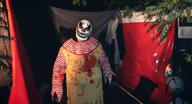 Ein Clown des Grauens lauert den Wandernden im Scheinwerferlicht auf. | Foto: MS Fototeam | Martin Mathes