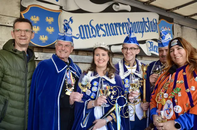 Stadtrat Peter Teix, Präsident des Niederösterreichischen Landtages Karl Wilfing, Prinzenpaar Stefanie I. (Scherz) vom Juridicum und Benjamin I. (Seiser) vom Aktensturm, Gildenpräsident von Neunkirchen Wilhelm Haberbichler, Landesnarrenpräsidentin Manuela Holakovsky. | Foto: Elisabeth Peinsipp