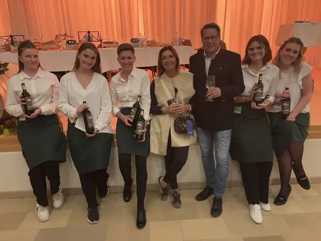 Hahn im (Wein)Korb: Stettens Bürgermeister Thomas Windsor-Seifert mit seiner Melanie plus nette "Flaschengeister", die stets für Nachschub sorgten.   | Foto: Wolfgang Ilkerl