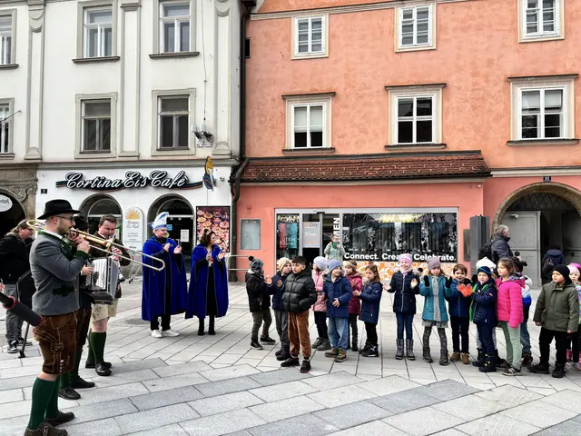 Bei strahlendem Sonnenschein, aber frischen Temperaturen wurde die närrische Jahreszeit am Leobener Hauptplatz von der Faschingsgilde eingeläutet. | Foto: MeinBezirk/Astrid Moder
