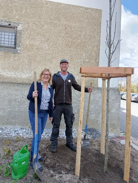AMS Geschäftsführerin Sandra Kern gemeinsam mit Ökokreis-Gärtner Simon Herzog. | Foto: Ökokreis Ottenstein