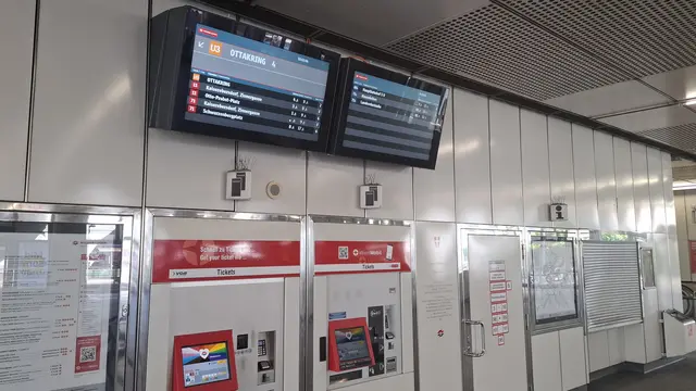 Im Sommer 2025 wurden die neuen Abfahrtsmonitore in der Station installiert. | Foto: Grüne Simmering