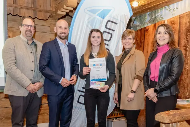 Von links: Johannes Marschner (Obmannder Plusregion), David Egger-Kranzinger, Anja Genyk (ausgezeichnete Gesellin), Elisabeth Thaler (Geschäftsführerin Plusregion) und Martina Plaschke (Wirtschaftskammer Salzburg). | Foto: kameradirndl