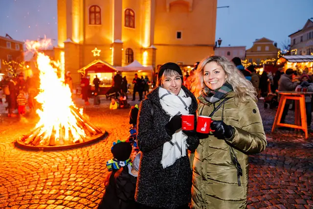 Wärmender Glühwein und duftende Maronis sorgen für echtes Wohlfühlambiente. | Foto: Peter Buchgraber