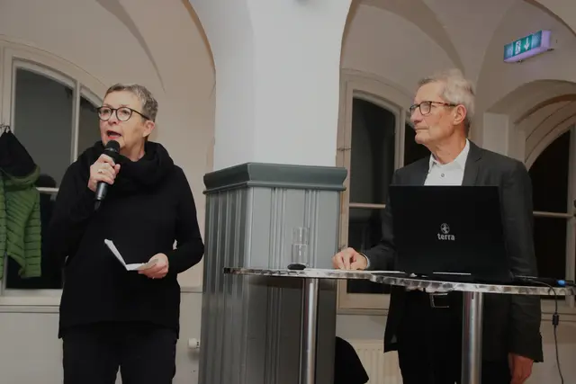 Stadtarchivleiterin Dorli Demal begrüßt das Publikum und den Referenten Erwin Hörmann.