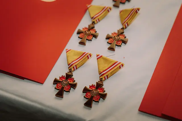 Ein feierlicher Ehrungsfestakt des Feuerwehrbezirkes Lungau bot am 24. Oktober 2025 den passenden Rahmen, um verdiente Feuerwehrleute, befreundete Einsatzorganisationen sowie Persönlichkeiten, die sich in besonderer Weise für das Feuerwehrwesen im Lungau einsetzen, auszuzeichnen. | Foto: KWER