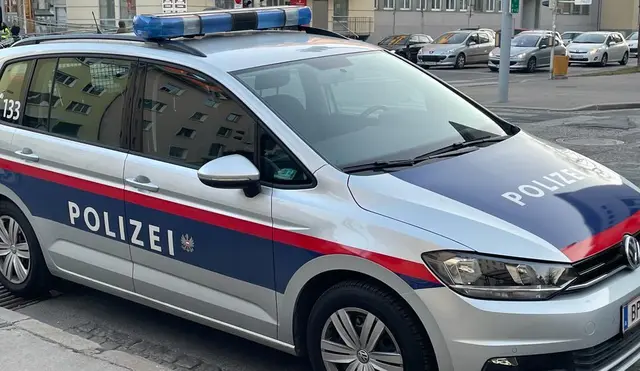 Polizisten sichern Spuren an einem beschädigten Geschäft. | Foto: MeinBezirk.at