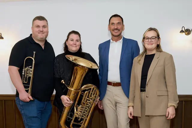 Vizebürgermeisterin Merima Zukan (re.) und der Musikverein St. Magdalena heißen den neuen Oberwirt-Pächter Harald Deutsch (2. v. re.) willkommen. | Foto: Stadt Linz/Brugger