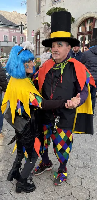Die Narren machten es dem Prinzenpaar nach: Es ging rund am Hauptplatz.  | Foto: Wolfgang Ilkerl
