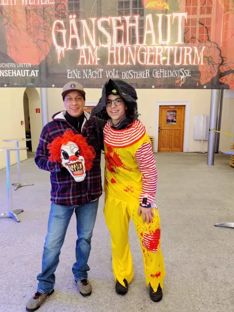 Auch Jürgen Hauser (l.), nahm als Sponsor des Events mit seinem Team der "Lions Garage" wieder am großen Erlebnis- und Horrortheater "Gänsehaut am Hungerturm" teil. Hauptorganisator Jakob Gruber (r.) wünschte persönlich vorab gute Unterhaltung. | Foto: MS Fototeam | Martin Mathes