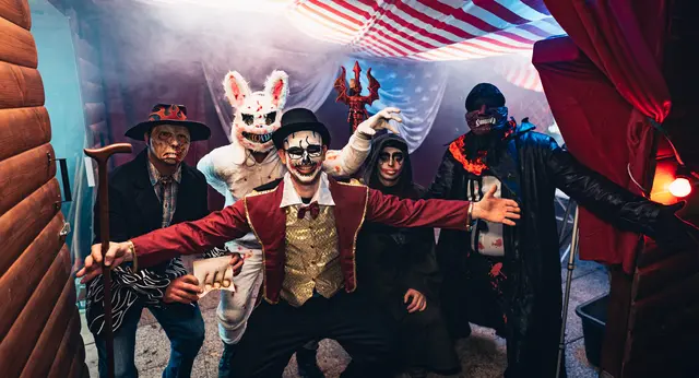 Die detailreiche Zirkuskulisse begeistert und erschreckt zugleich. | Foto: MS Fototeam | Martin Mathes