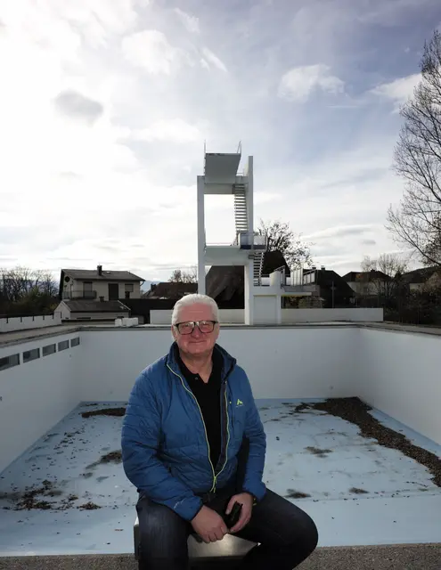 Peter Spicker vorm dem blub-Sprungturm, der zur Kletter-Zone werden soll. | Foto: Santrucek