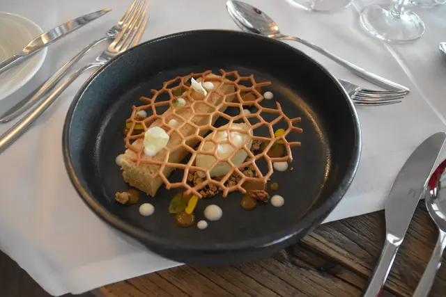 Erdnuss Butter Terrine mit Salz Karamell, Schokolade und Joghurt | Foto: Victoria Edlinger