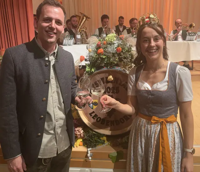 Weinbauverein-Obmann Alexander Paul und Bundesweinkönigin Laura gönnten sich ein gemeinsames Gläschen.  | Foto: Wolfgang Ilkerl